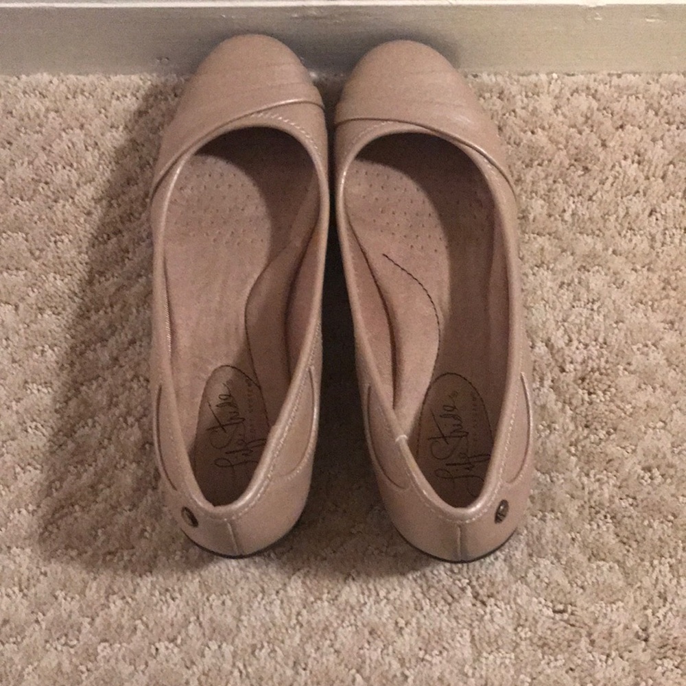 NWOT Life Stride Flex Neutral Comfort Flats